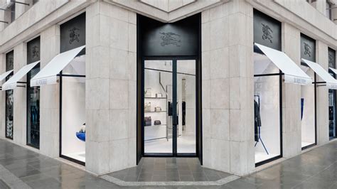 Burberry opens a new store in Paris 